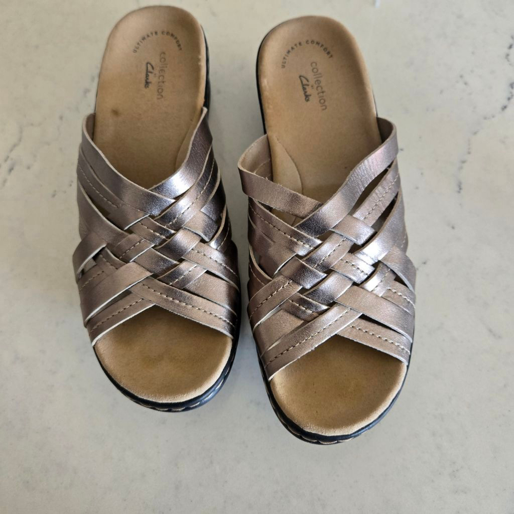 Women's Clarks Ultimate Comfort Bronze Woven Strap Sandals US 8 Black Sole